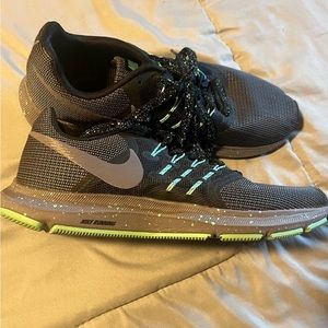 Nike gym shoes size 9.5 - only worn indoors on treadmill - lots of life left!